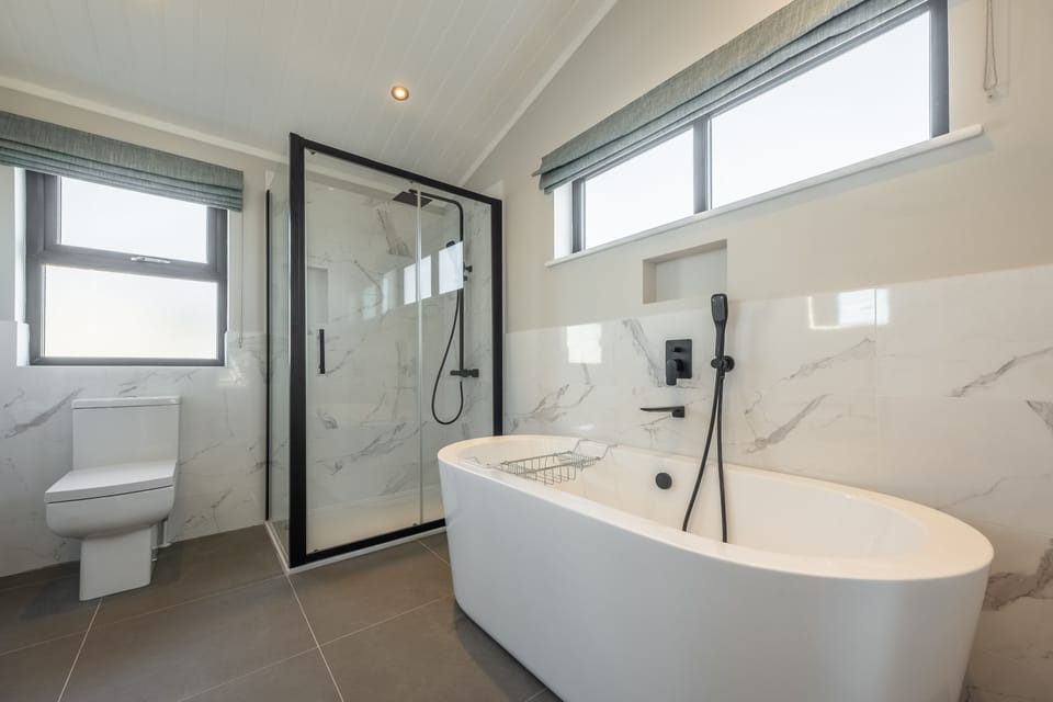 Ground floor: En-suite has stand-alone bath and separate shower cubicle