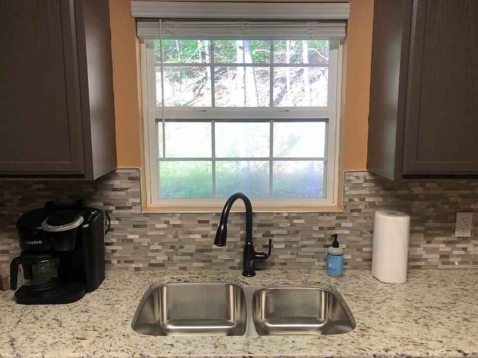...with granite countertops...