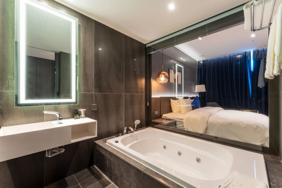 Executive Room | Bathroom | Free toiletries, hair dryer, slippers, bidet
