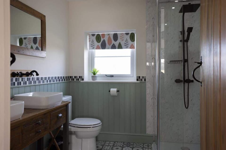 Master bedroom En-suite Arosfa