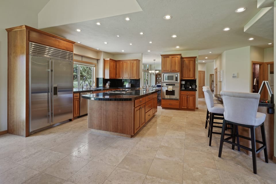 House, 5 Bedrooms | Private kitchen | Fridge, oven, coffee/tea maker, toaster