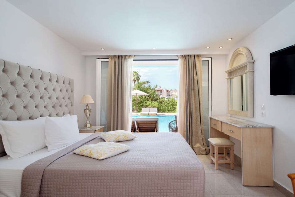 Standard Swim Up Room | In-room safe, free WiFi, bed sheets