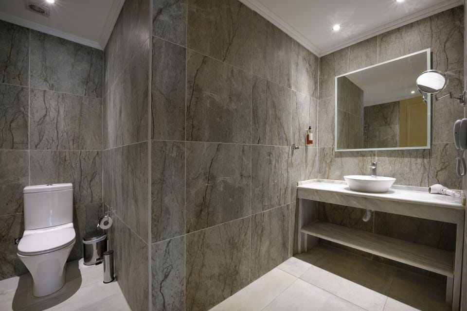 Rooftop Penthouse Room | Bathroom | Bathrobes, slippers, towels