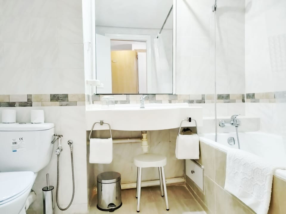 Combined shower/tub, rainfall showerhead, free toiletries, bathrobes