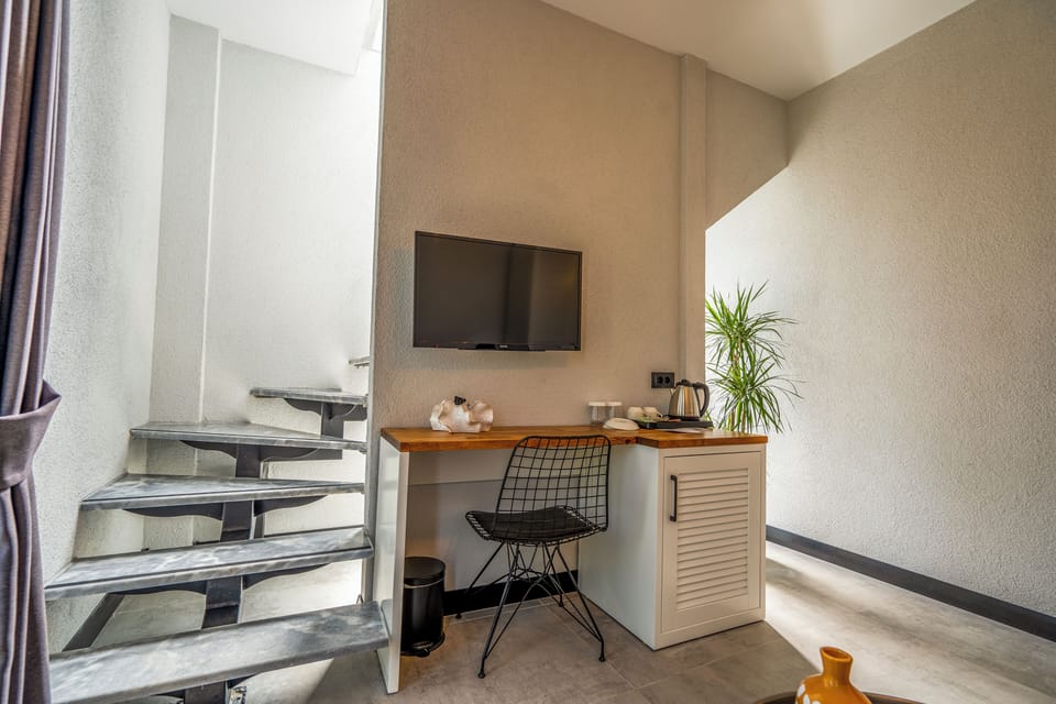 Deluxe Duplex Suite | Living area | 33-inch flat-screen TV with satellite channels, TV