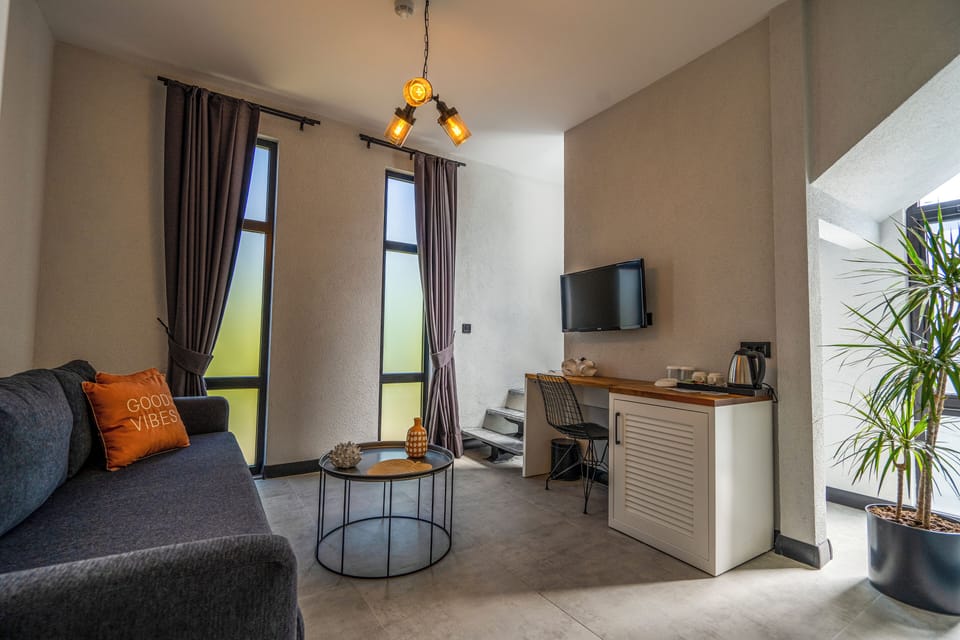 Deluxe Duplex Suite | Living area | 33-inch flat-screen TV with satellite channels, TV