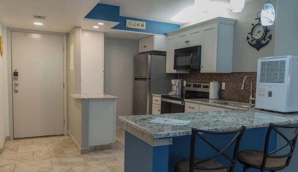 Condo, Multiple Beds, Kitchen, Pool View | Private kitchen | Fridge, microwave, oven, stovetop
