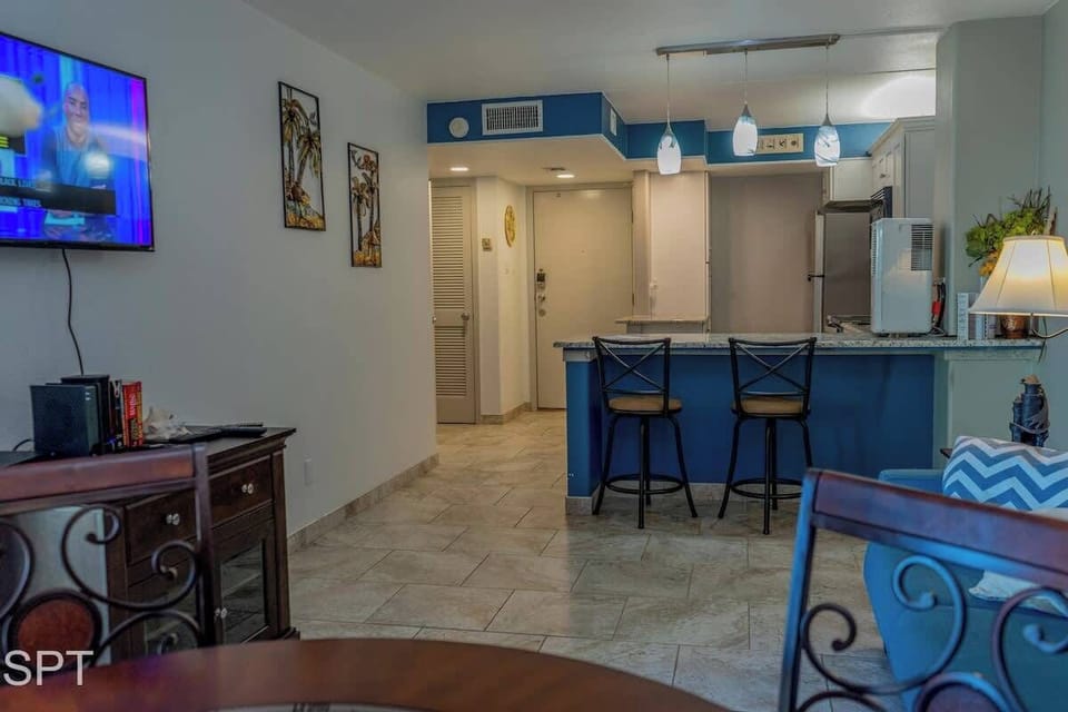 Condo, Multiple Beds, Kitchen, Pool View | Interior