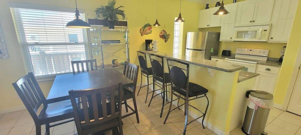 Condo, Multiple Beds, Kitchen, Pool View | Dining