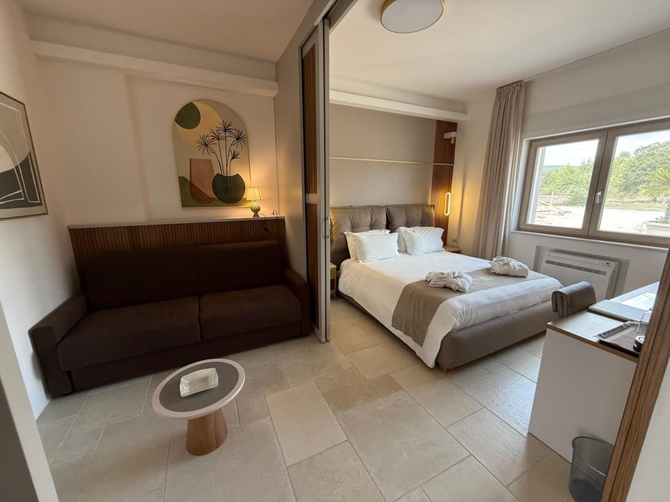 Junior Suite | In-room safe, desk, blackout drapes, soundproofing