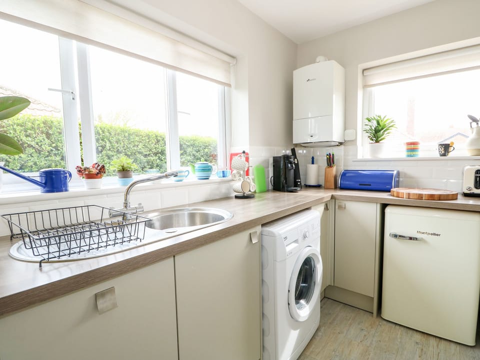 Cottage | Private kitchen | Fridge, microwave, dishwasher, electric kettle