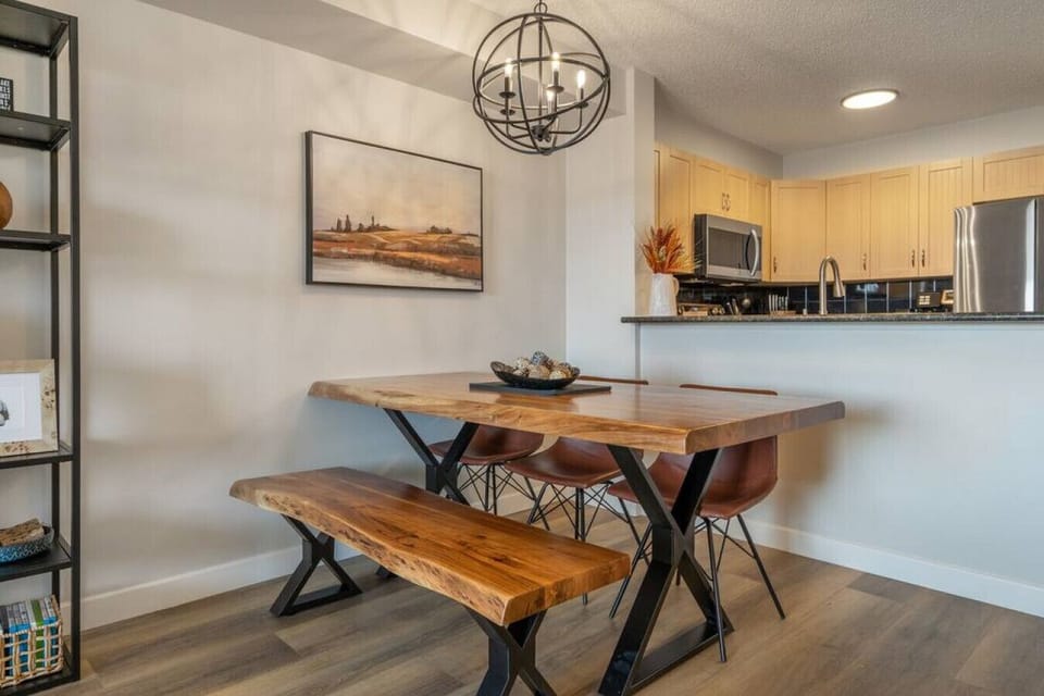 Dining area with seating for 6.