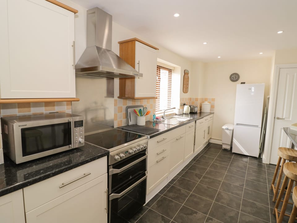 Cottage | Private kitchen | Fridge, microwave, dishwasher, electric kettle