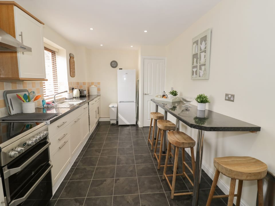 Cottage | Private kitchen | Fridge, microwave, dishwasher, electric kettle