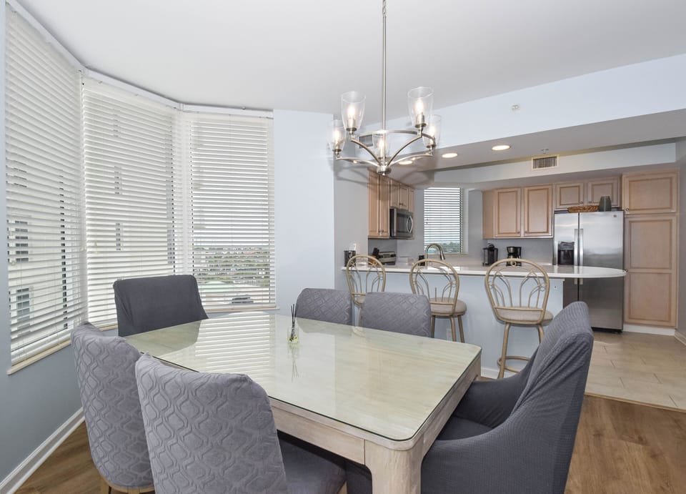 Silver Beach Towers East 606- Dining and Breakfast Bar Area