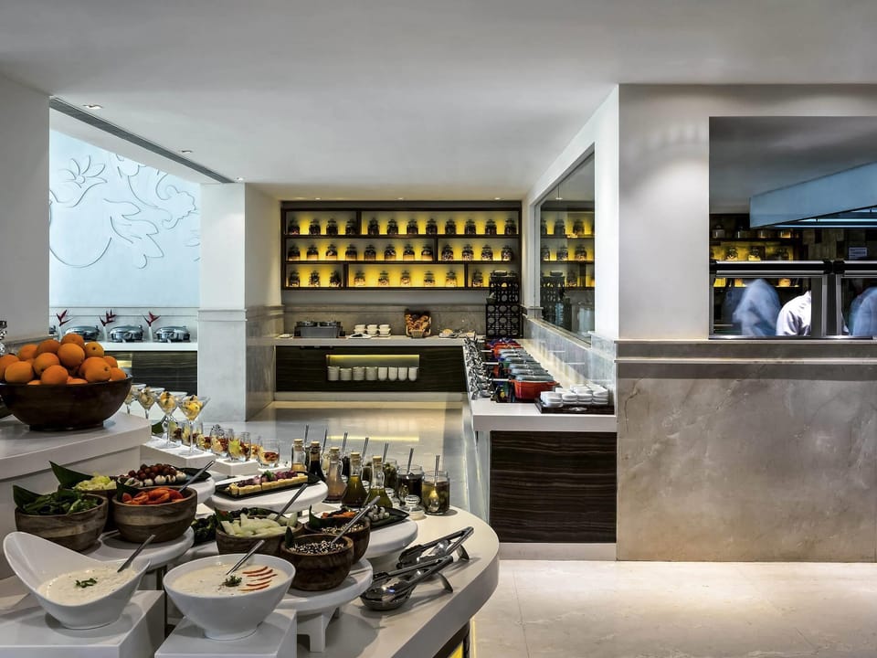 2 restaurants; breakfast, lunch, and dinner served