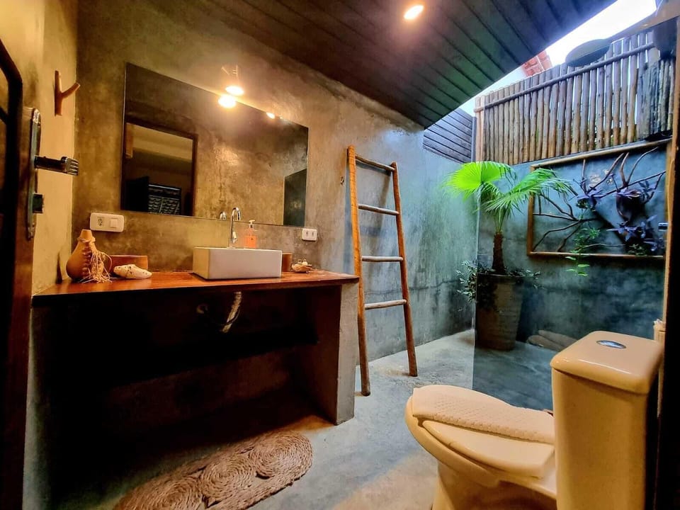 Standard Room | Bathroom | Shower, towels, toilet paper