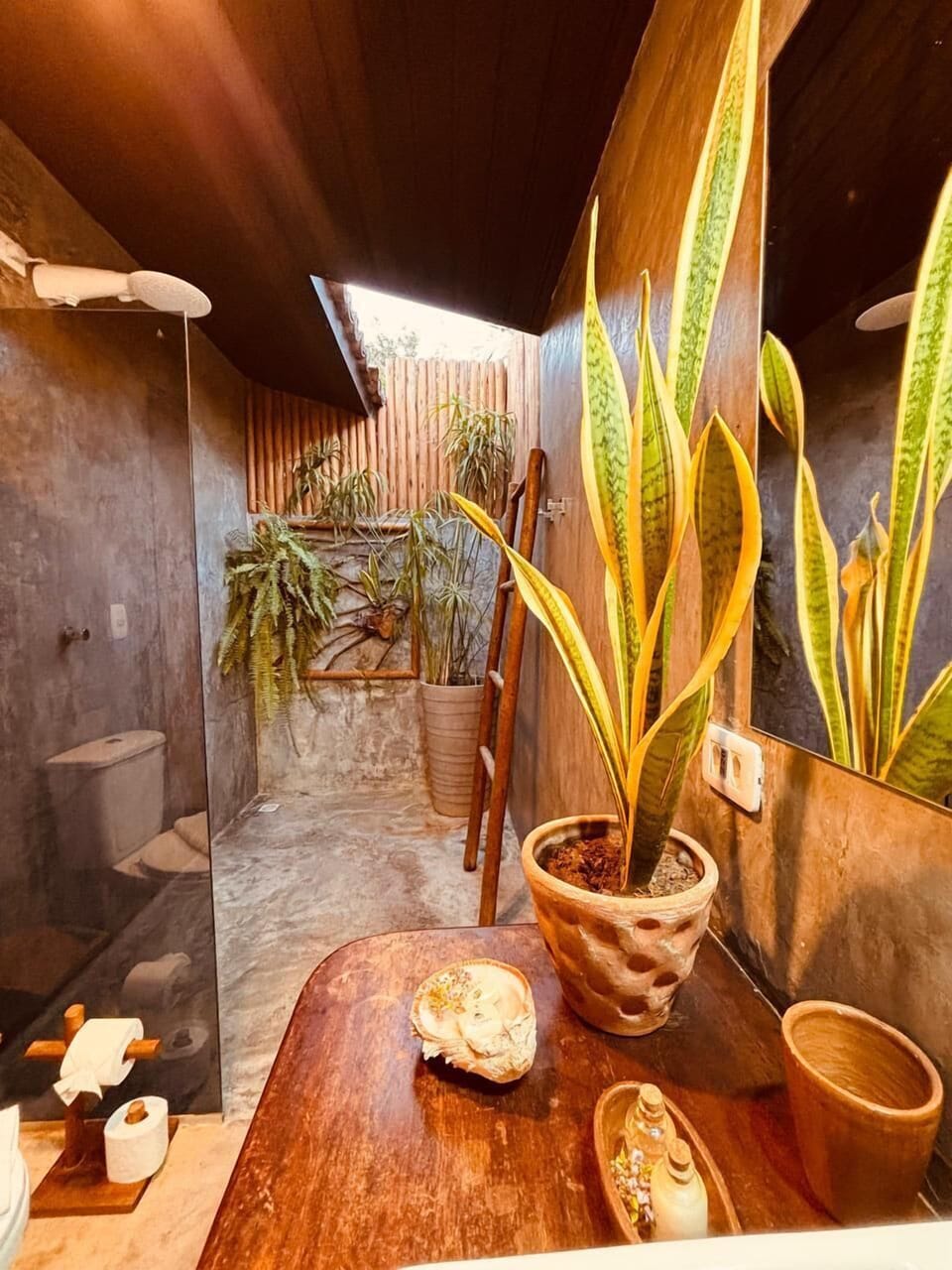 Deluxe Room | Bathroom | Shower, towels, toilet paper