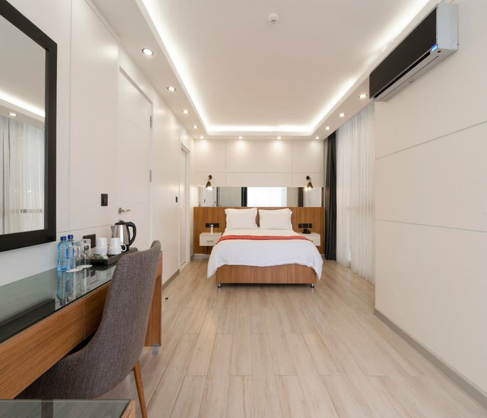 Executive Suite, Ensuite | Hypo-allergenic bedding, minibar, in-room safe, desk
