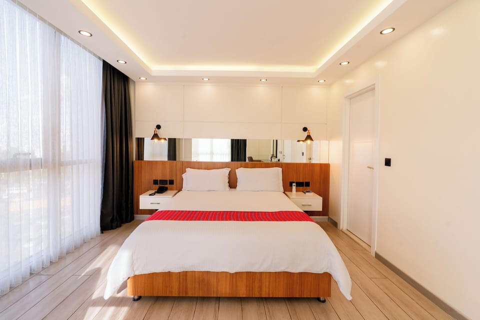 Executive Suite, Ensuite | Hypo-allergenic bedding, minibar, in-room safe, desk