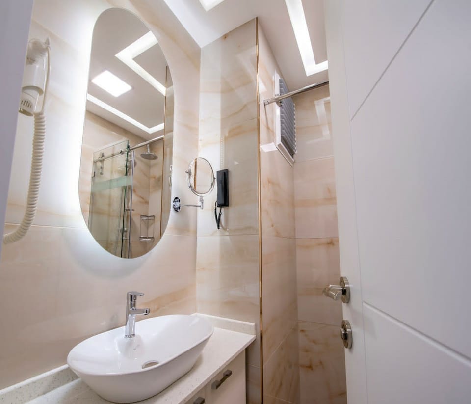 Shower, rainfall showerhead, free toiletries, hair dryer