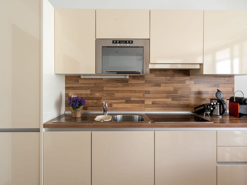 Cabinetry, Kitchen Sink, Countertop, Property, Tap, Sink, Building, Kitchen Stove, Kitchen, Kitchen Appliance