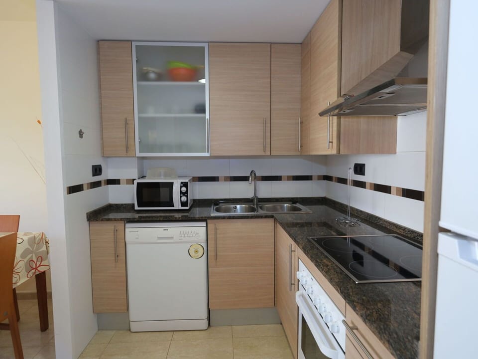 Cabinetry, Kitchen Sink, Countertop, Property, Sink, Tap, Building, Kitchen Stove, Kitchen, Interior Design