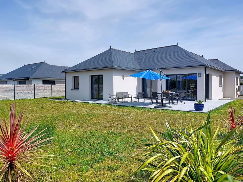 Home, Roof, Estate, Cottage, Shade, Driveway, Landscaping, Yard, Design, Farmhouse