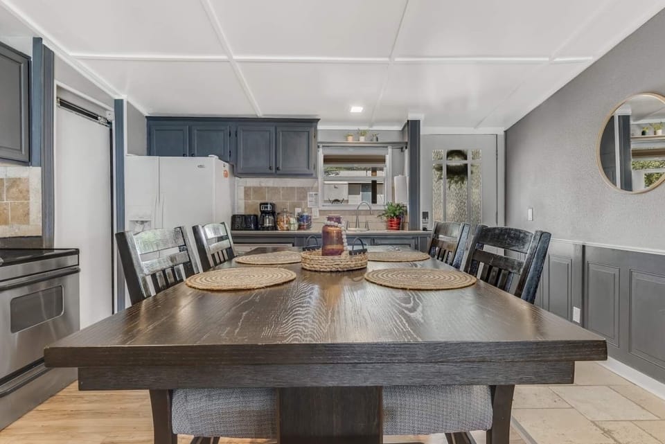 Dinning room table with seating for 6