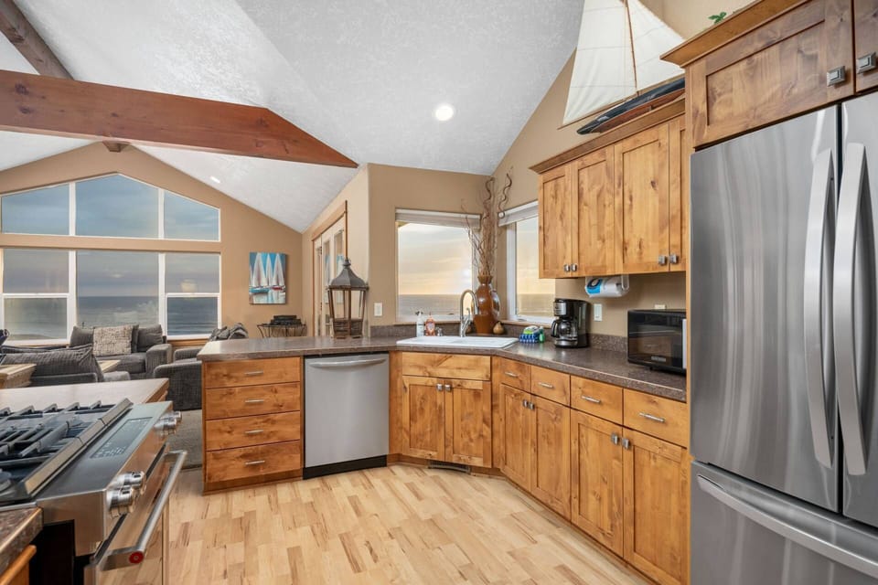 Cook delicious meals for breakfast, lunch, and dinner in this fully equipped kitchen. We suggest grabbing some seafood from a local market.