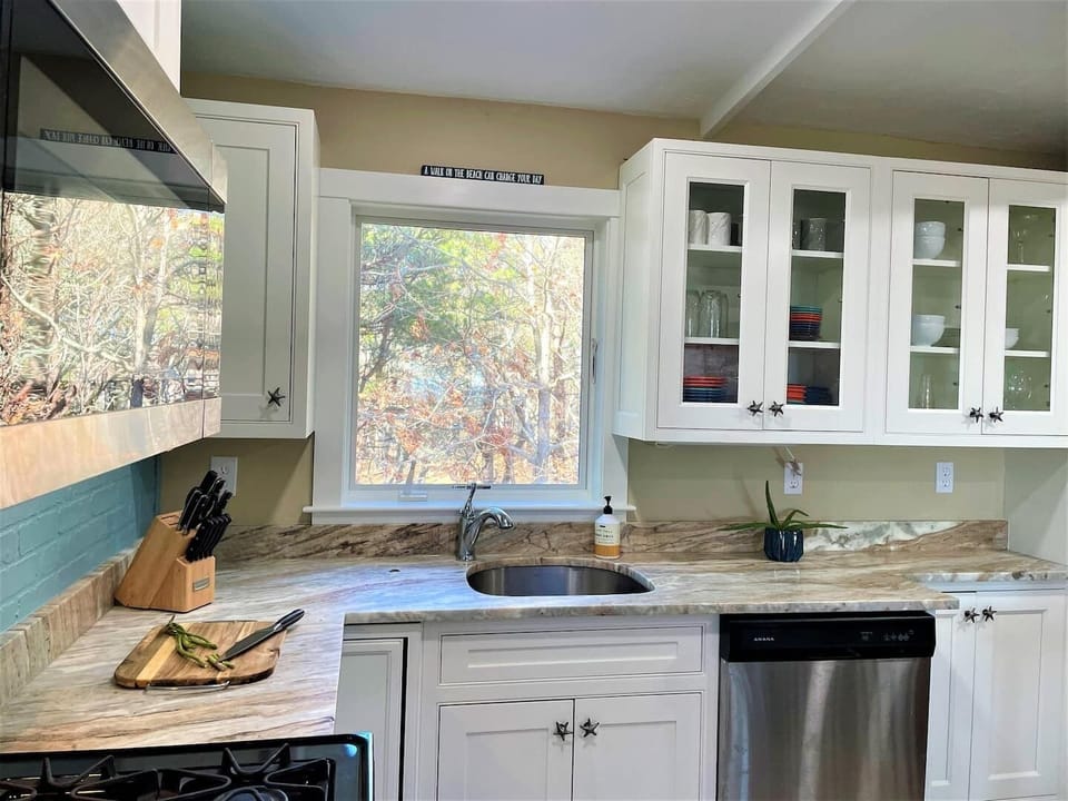 Full kitchen with dishwasher