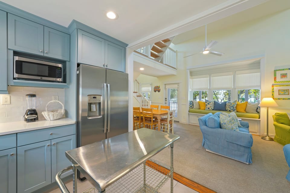 ALL NEW STAINLESS APPLIANCES THROUGHOUT