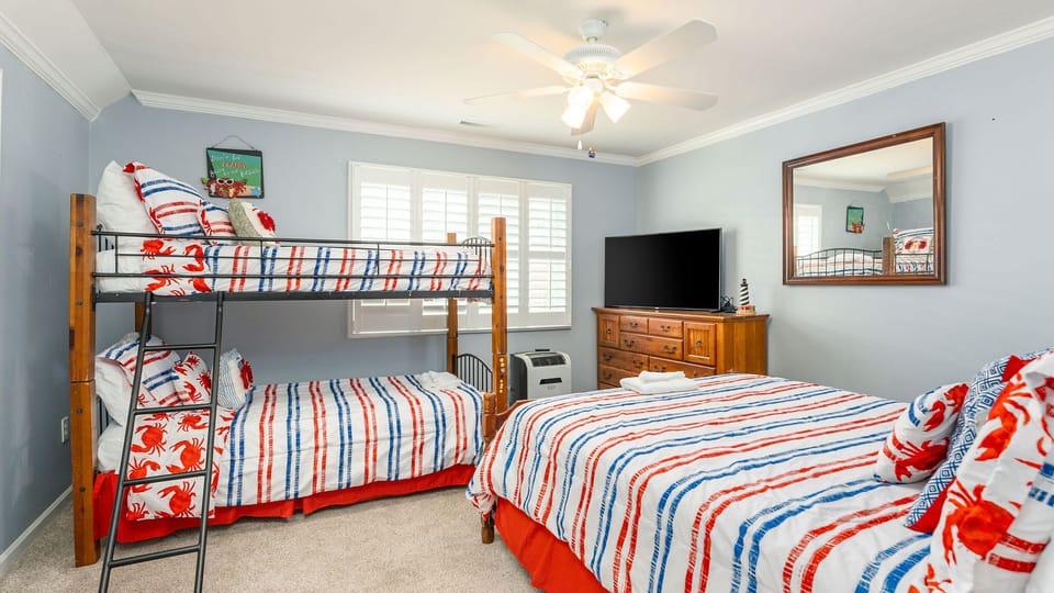 3rd Bedroom w/1 Full & 2 Twins