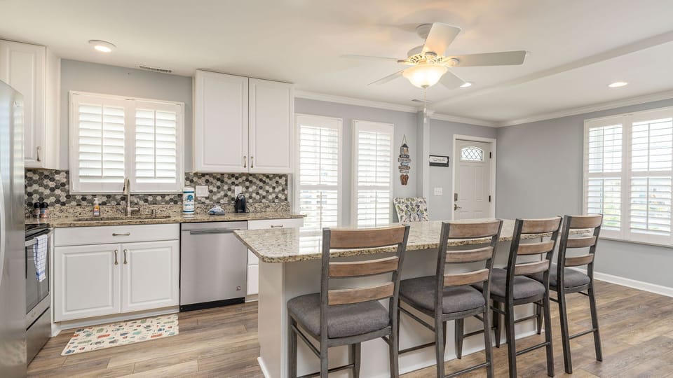 Dining Area & Kitchen