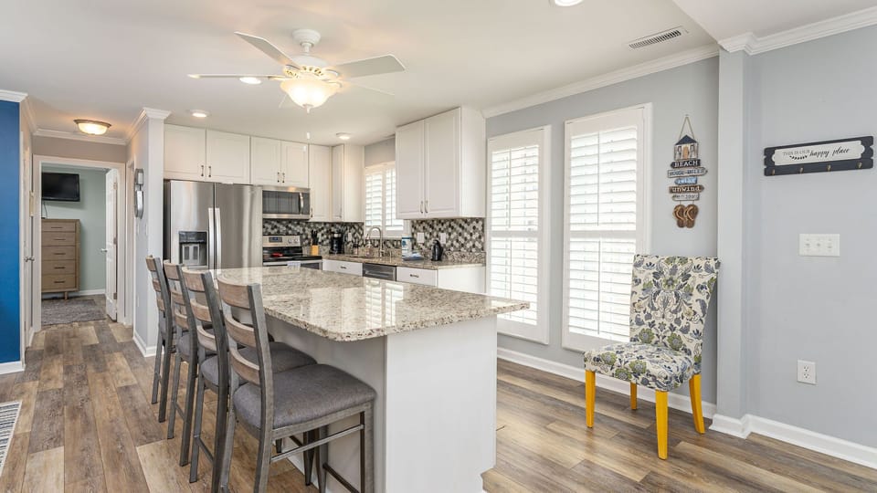 Dining Area & Kitchen