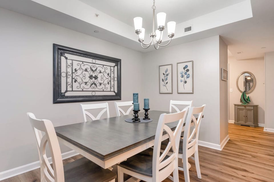 Dining Area - Seating for 6 around the table and 4 more at the eat at bar!