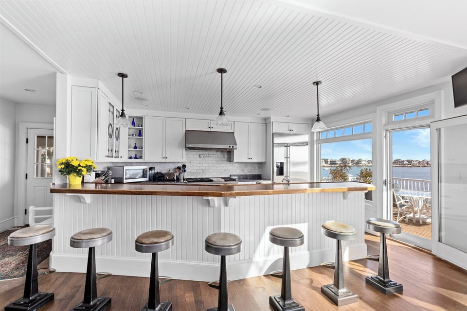 7 barstools provide cafe seating
