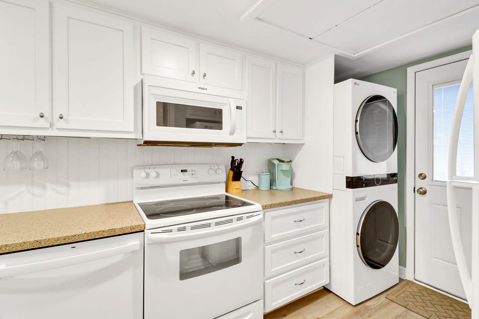 Kitchen - Washer and dryer