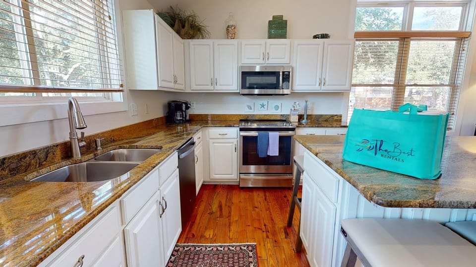 Champagne-Cottage-kitchen