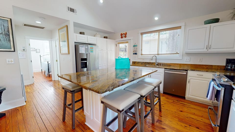 Champagne-Cottage-kitchen