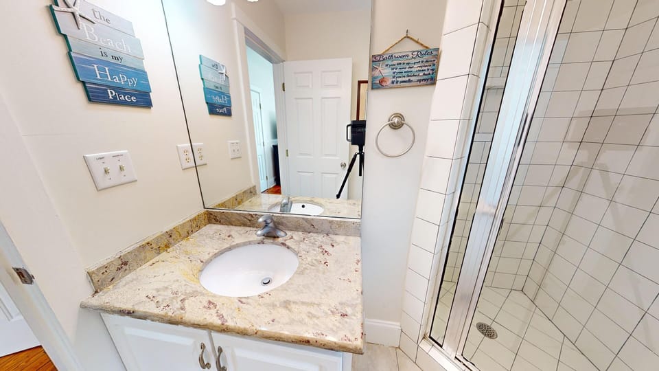 Champagne-Cottage-Bathroom 1