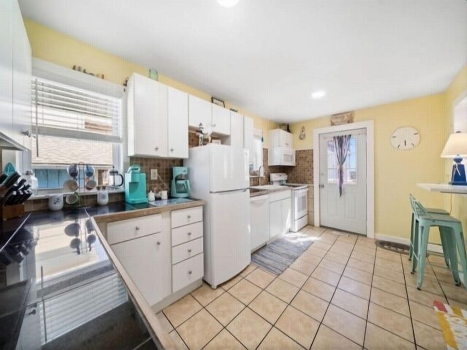 Room, Indoors, Kitchen, Flooring, Building