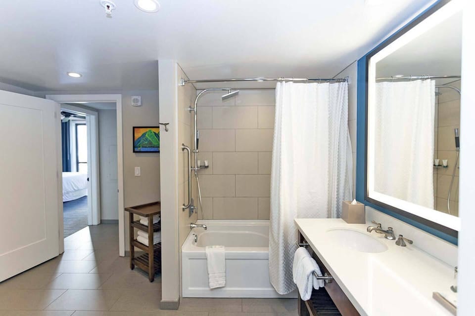 Guest Bath with Shower/Tub Combob