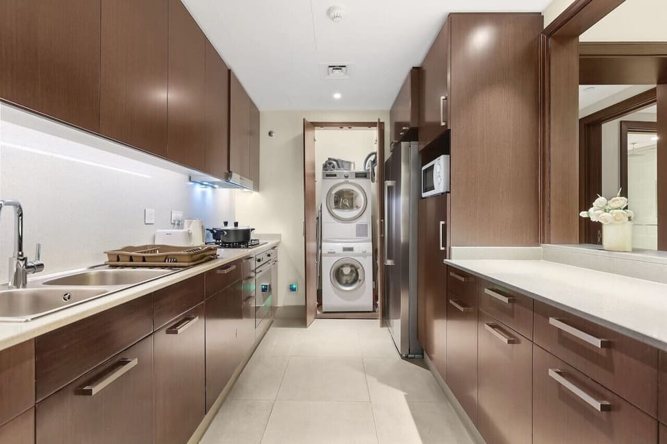 Gourmet Kitchen: Sleek cabinetry meets modern appliances for delightful meals in Dubai!