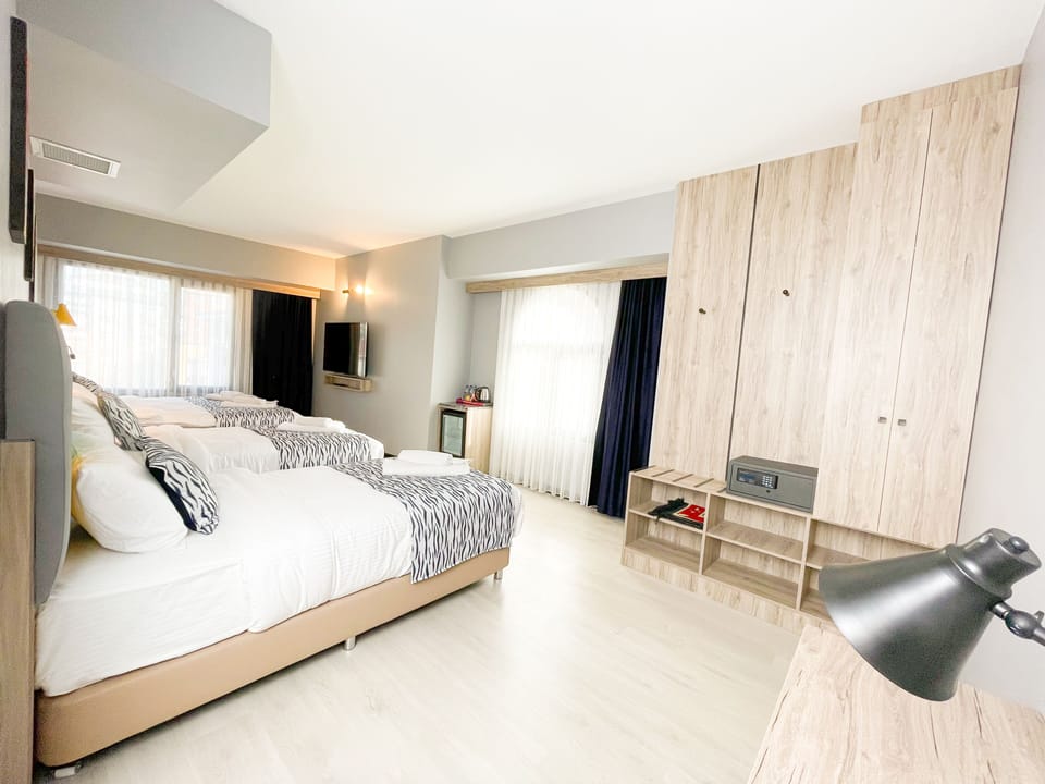 Family Room | Premium bedding, down comforters, Select Comfort beds, minibar