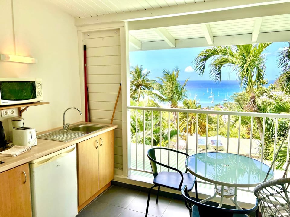 The sea view terrace and the kitchenette