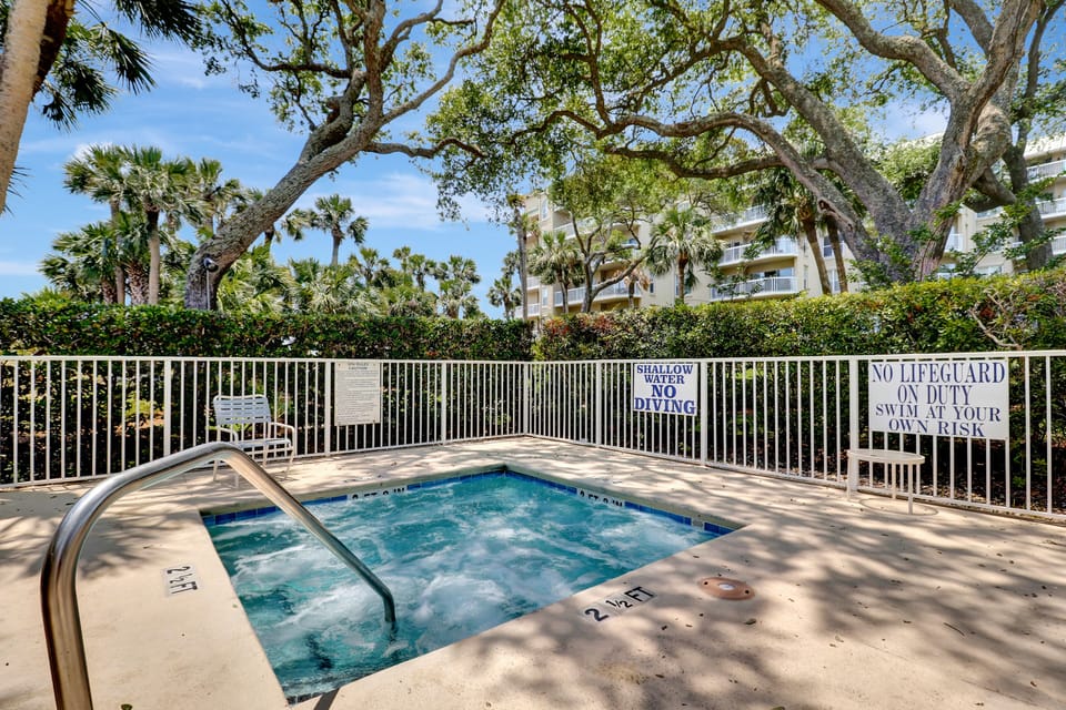 401 Windsor Place | Community Hot Tub - 401 Windsor Place | Community Hot Tub