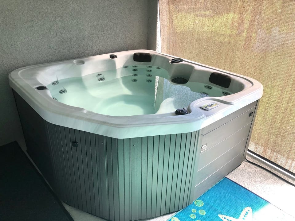 Indoor spa tub