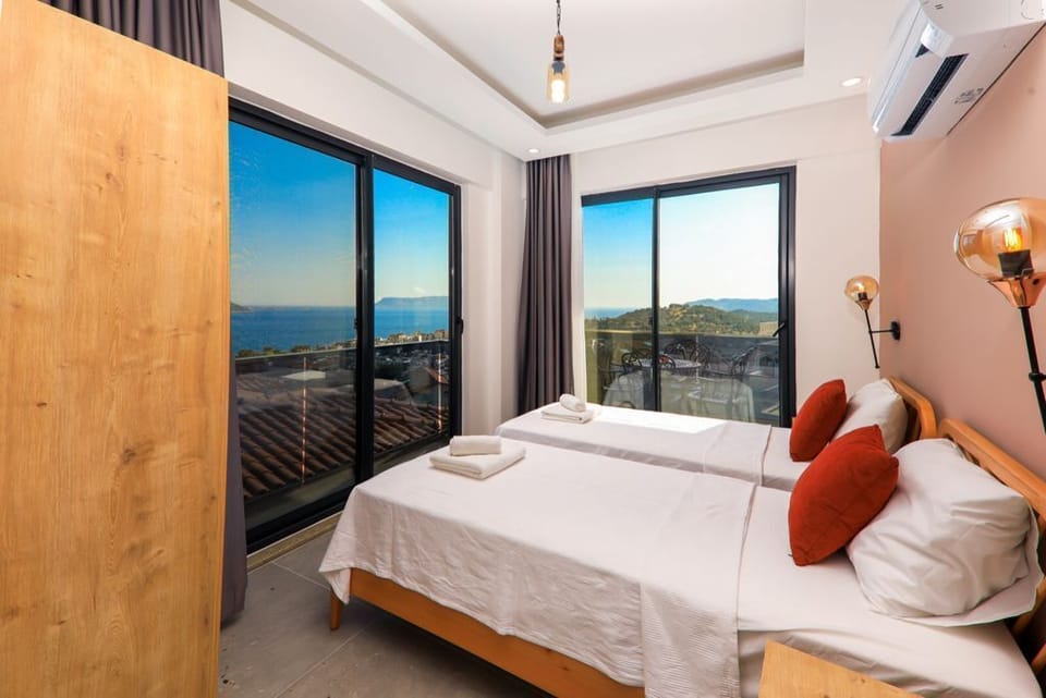 Family Apartment, 2 Bedrooms, Non Smoking, Sea View | Desk, iron/ironing board, free WiFi, bed sheets