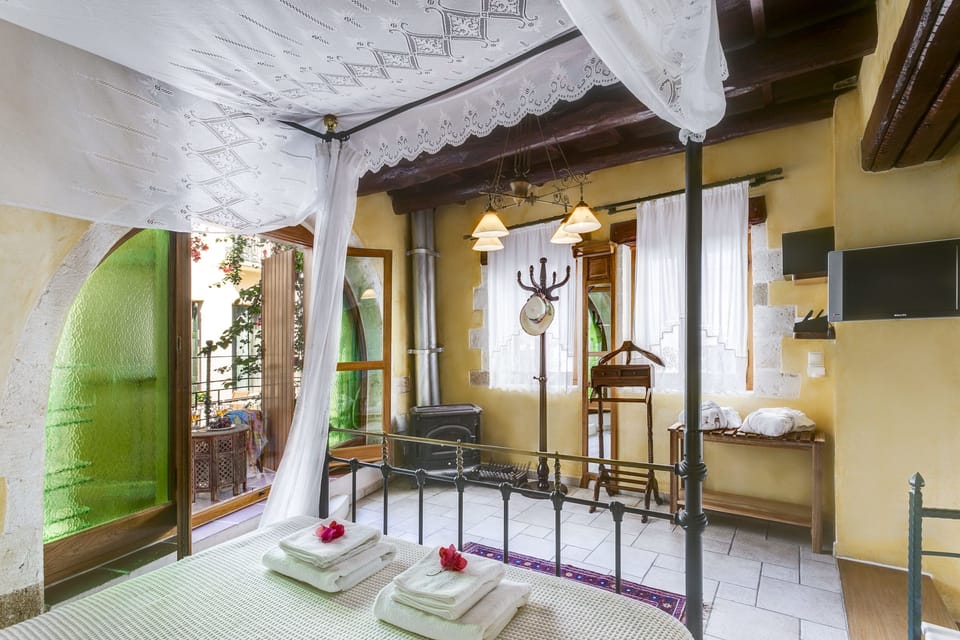 Deluxe Suite, Jetted Tub | Individually decorated, individually furnished, desk, laptop workspace